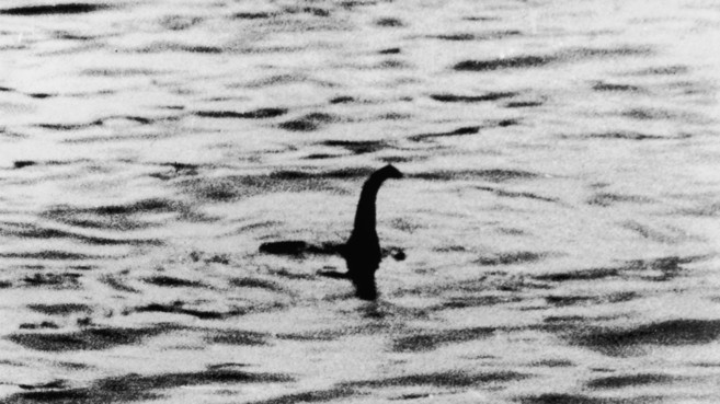 Nessie en el Lago Ness - Foto tomada por R.K.Wilson - Explora Escocia