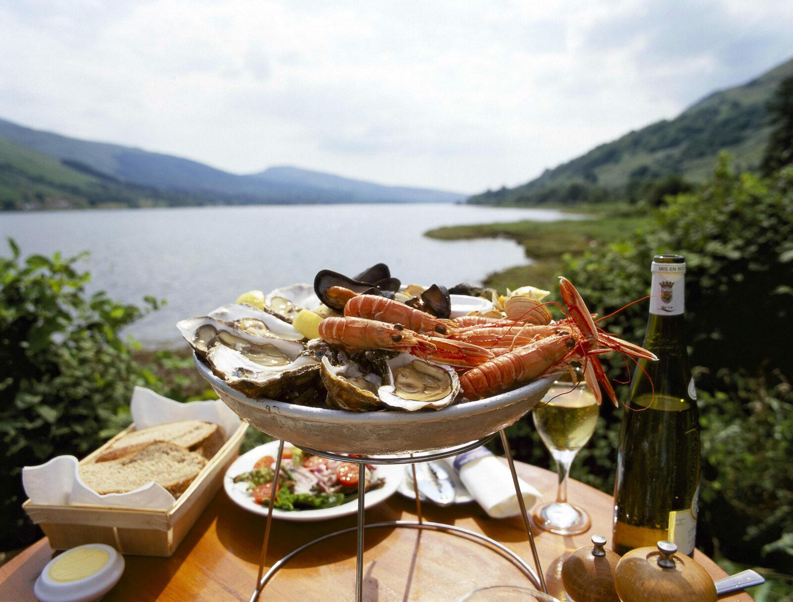 PLATTER OF FRESH SCOTTISH SHELLFISH, AS SERVED AT THE LOCH FYNE OYSTER BAR AT CAIRNDOW, ARGYLL.
PIC: P.TOMKINS/VisitScotland/SCOTTISH VIEWPOINT
Tel: +44 (0) 131 622 7174
E-Mail : info@scottishviewpoint.com
This photograph cannot be used without prior permission from Scottish Viewpoint.