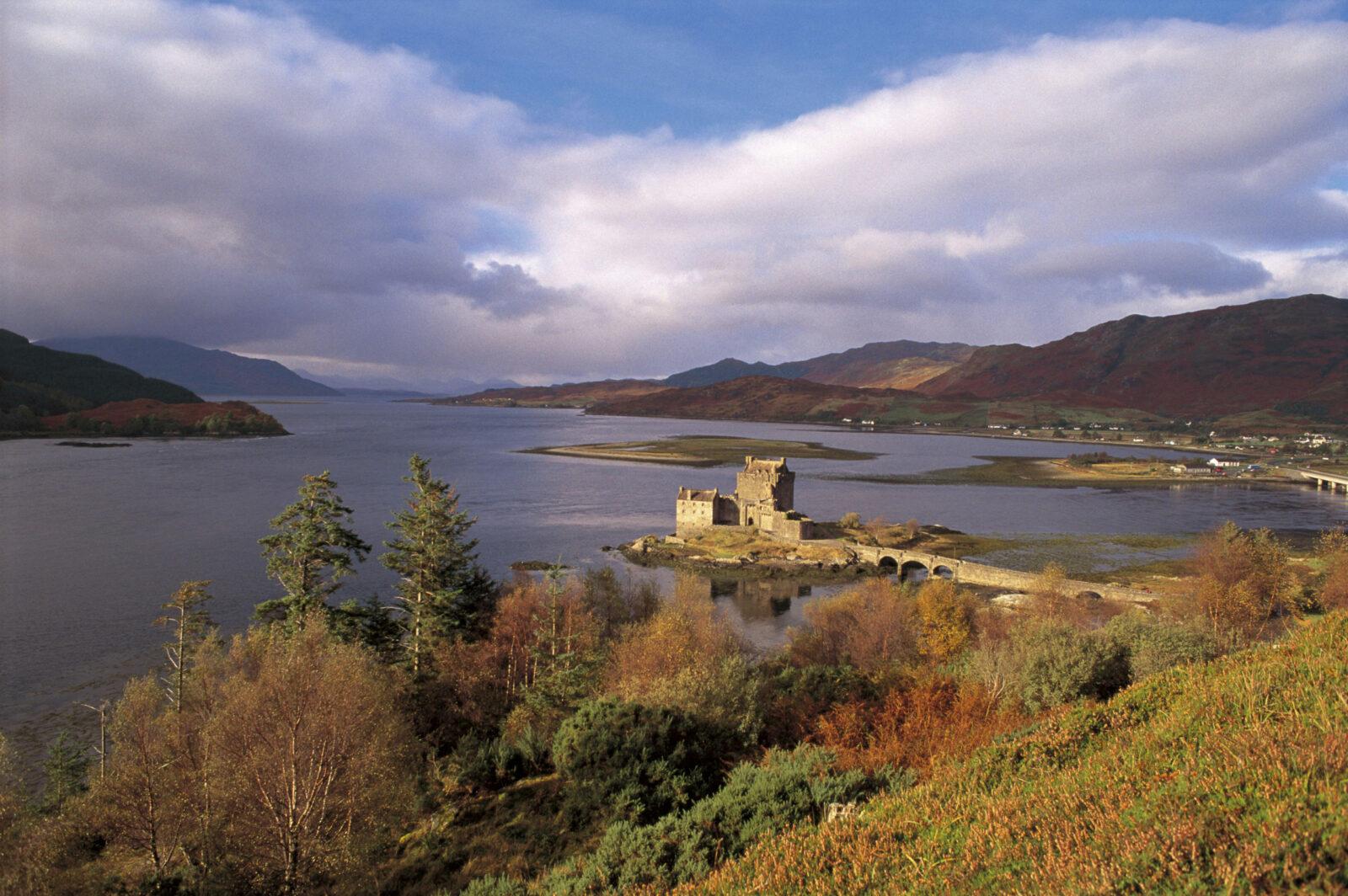 EILEAN DONAN CASTLE, HIGHLAND.
PIC: P.TOMKINS/VisitScotland/SCOTTISH VIEWPOINT
Tel: +44 (0) 131 622 7174
E-Mail : info@scottishviewpoint.com
This photograph can not be used without prior permission from Scottish Viewpoint.